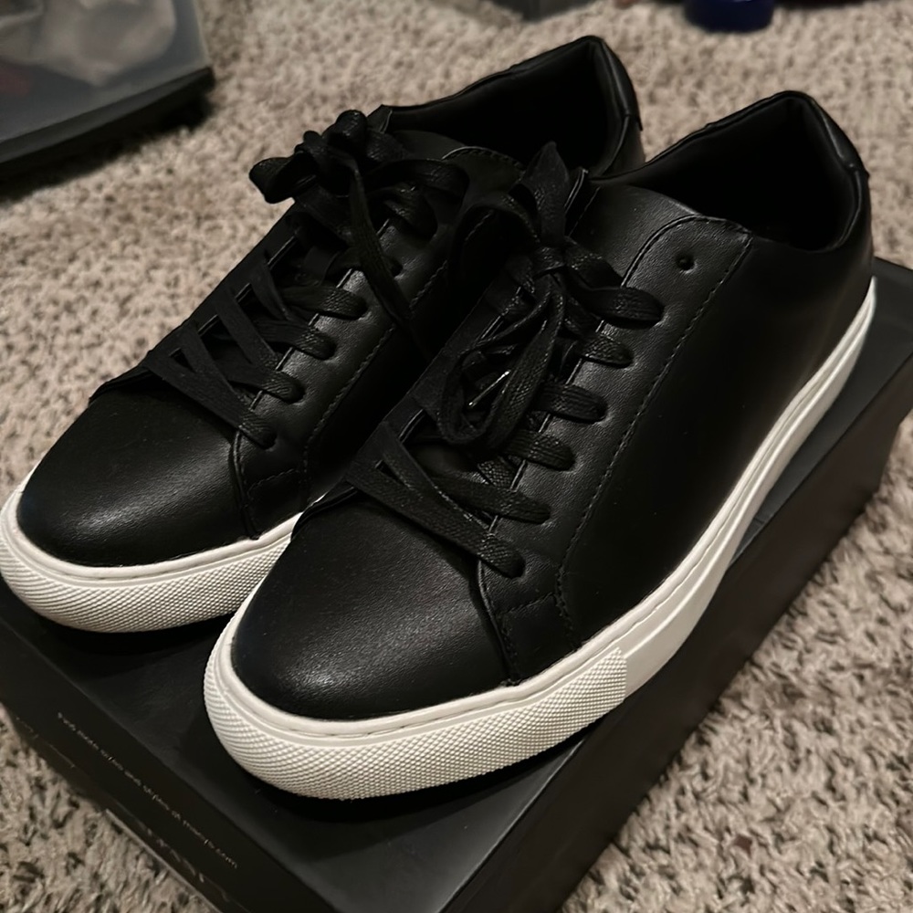 Black/White casual shoe